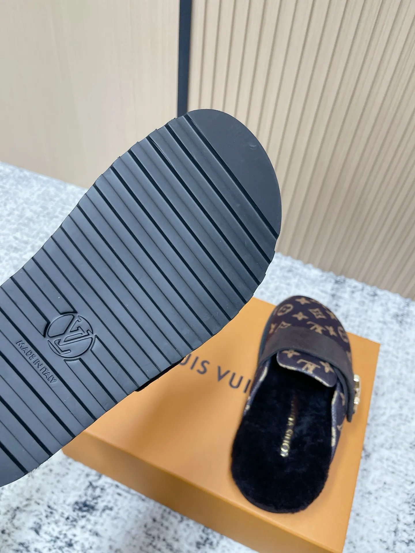 [L Home] P: 500💰 Size: 35-46 (female 40.41, male 45 46 custom-made) Top version Louis vuitton Lv top version LV couple's wool slippers New couple's Birkenstock slippers Cute and loveable, the foot feel is not too good Simple and high-end Sling-hee design Ready to wear and go Good news for lazy people Upper imported cowhide/imported old floral cloth Original hardware buckle, original molded high-density foam outsole Fabric: Yangjing/classic jacquard fabric Lining: imported wool lining Sole: original foam combination sole